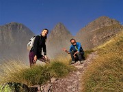 19 Saliamo col sole e la nebbia che accarezza i Tre Pizzi